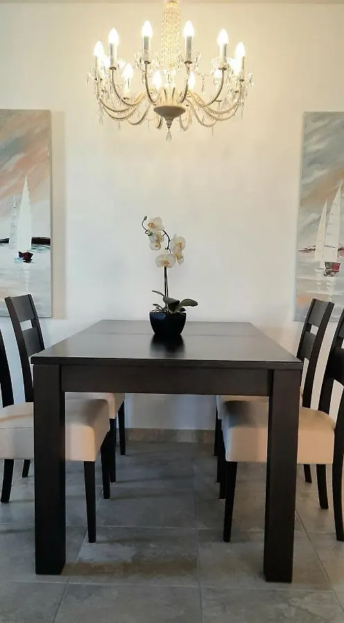Apartment Helle Ferienwohnung mit Privatpool und gemütlicher Grillecke Ližnjan Kroatien