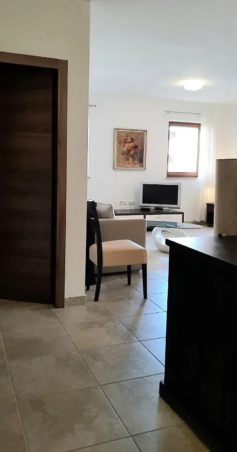Helle Ferienwohnung mit Privatpool und gemütlicher Grillecke Ližnjan